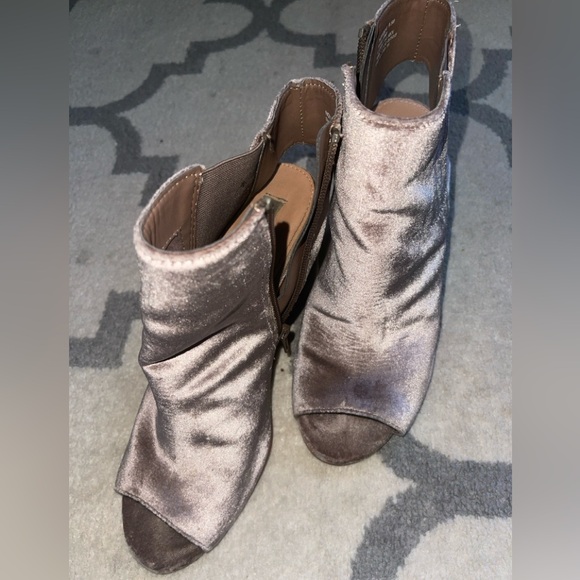 Steve Madden velvet heels - Picture 2 of 5